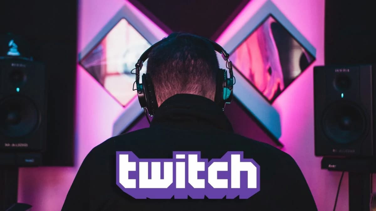 Streamer wearing headphones on Twitch